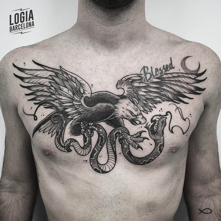 tatuaje_pecho_aguila_blackwork_Dalmau_Tattoo_Logia_Barcelona